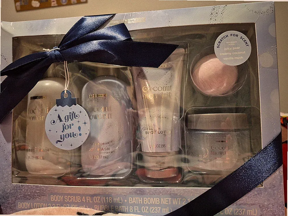 Scent Theory Coconut Snowdrift Holiday Bath Gift Set Lotion Body Wash Bubble